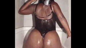 big black booty taking a shower - Shower black booty - XVIDEOS.COM