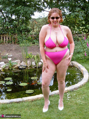 Curvy Mature Bikini - Brazen mature fatty Curvy Claire sheds bikini in the backyard to finger fuck  - PornPics.com