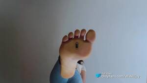 Giganta Feet Porn - Hermana Giganta Aplasta a Su Hermanastro Con Pies Sudorosos Como un Bicho -  Pornhub.com