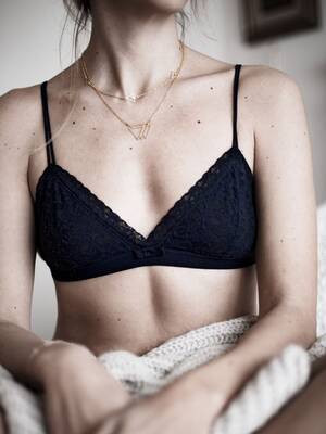 no tits nude - Braless: Pros And Cons Of Not Wearing A Bra