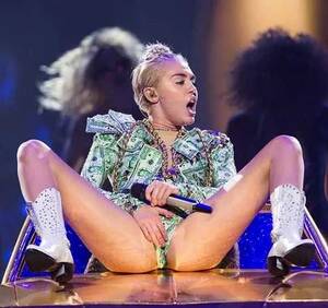 Blowjobs Miley Cyrus - 15 Times Miley Cyrus Crossed The Line On Stage