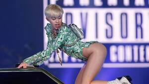 Miley Cyrus Sex Tape With Boyfriend - Miley Cyrus Sex Tape: Singer Denies Making Porn Debut in Smutty Video |  IBTimes UK