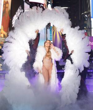 mariah carey beach body naked - Mariah Carey's Rather Perfect Farewell to 2016 | The New Yorker