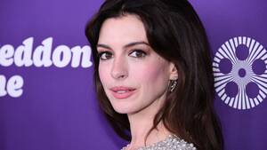 Anne Hathaway Xxx Videos - Anne Hathaway Wears Valentino Dress at 'Armageddon Time' NYFF Premiere â€“ WWD
