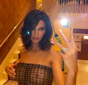 Kendra Kardashian Porn - Kendall Jenner just shared a completely naked photoshoot
