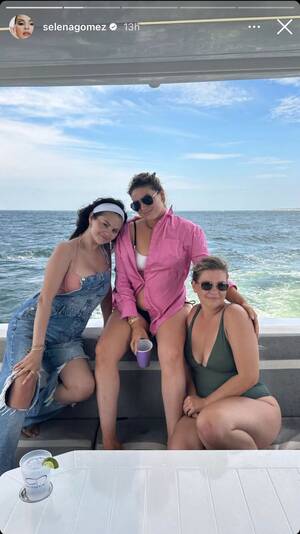 Beach Selena Gomez - Selena Gomez Wore the Most Stunning Pink Bikini During a Boat Day With  Friends â€” See Photos | Teen Vogue