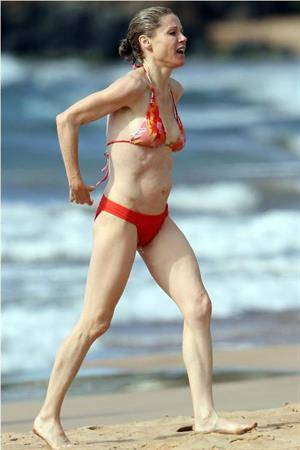 Julie Bowen Naked Porn - Julie Bowen in a bikini