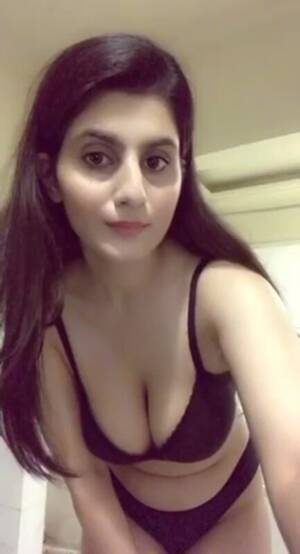 desi naked pakistani girls - Extremely beautiful Pakistani girl showing cute boobs Full nude\