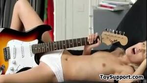 lesbian guitar - Blonde Teen Masturbating Using A Guitar - XVIDEOS.COM