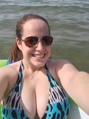 chubby boobs selfie - Gotta make sure she gets her huge boobs in the selfie Porn Pic - EPORNER