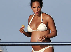 alicia keys pregnant and naked - Pregnant Alicia Keys Hot In A Bikini