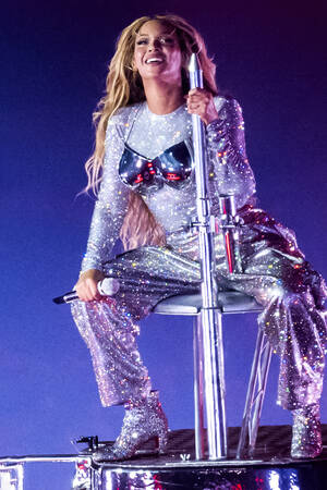 beyonce upskirt pussy panties - Beyonce Flawlessly Handles Wardrobe Malfunction on Stage