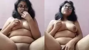 chubby indian shaved pussy - Chubby Desi Girl Fingering Her Shaved Pussy indian sex video