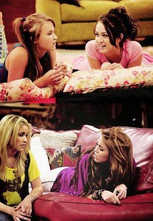 Emily Osment And Miley Cyrus Porn - Miley e Emily Osment em Hannah Montana.