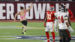 Football Super Bowl Porn - Super Bowl LV: Who was the Super Bowl streaker and why did he run onto the  playing surface? | Marca