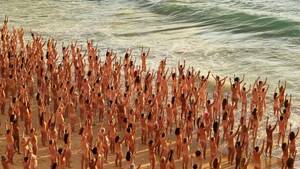 naturist beach party - Thousands strip off at Bondi Beach for renowned photographer - to raise  awareness of skin cancer. : r/pics