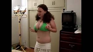Bikinis Curvy Strip Porn - Chubby Girl Tries on Bikini - XVIDEOS.COM