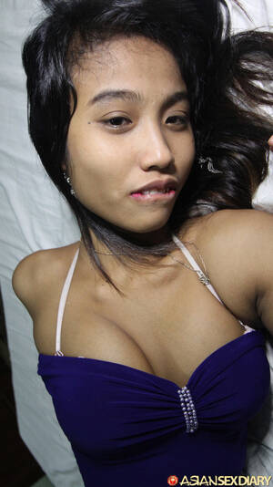 Lingerie Filipina Porn - Filipina girl Porn removes her cute panty and bra set to model in the nude  - PornPics.com