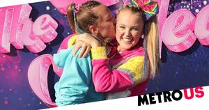 Jojo Siwa Porn Kissing - JoJo Siwa and girlfriend Kylie Prew kiss at J Team screening | Metro News