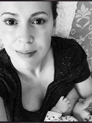Alyssa Milano Sex Caption - Alyssa Milano Daughter Elizabella Dylan First Photo Breastfeeding