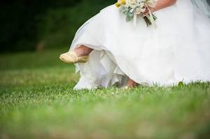 Mike Landis Porn - This BMH bride rocked yellow Toms to go with her rustic yellow and gray  theme!
