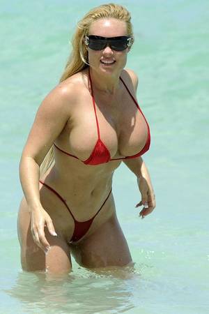 Cocolicious Porn - Nicole Austin flaunts her coco-licious booty & very heavy bikini tits!