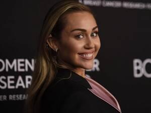Miley Cyrus Porn Cum - Miley Cyrus goes nude to tell fans she's 'queer and ready to party' |  Canoe.Com