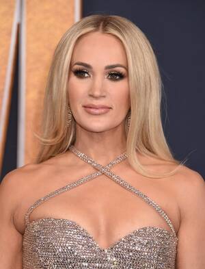 Carrie Underwood Black Porn - Carrie Underwood Braless Pictures: Photos Without a Bra
