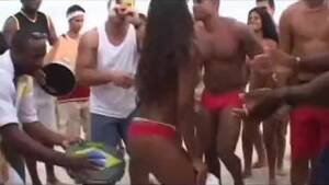beach party gangbang - OrgÃ­a en Brasil despuÃ©s del partido de la playa | escenas N12393501