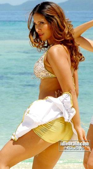 gold panties upskirt - kimsharma ( indian actress ) sexy thigh n golden panty, upskirt.
