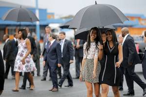 malia pokes - Malia and Sasha Obama on the tarmac at the Jose Marti international airport.