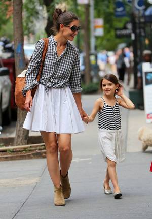 Celeb Mother - Stylish Celebrity Mom: Katie Holmes