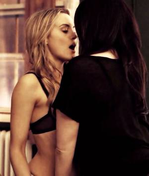 Laura Prepon Lesbian Porn - Taylor Schilling and Laura Prepon in Orange is the New Black