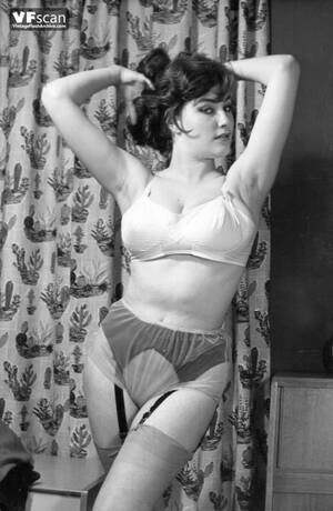 Busty Retro Lingerie Porn - Busty vintage MILF models with big nipples showing off their hot wares - HD  Porn Pictures