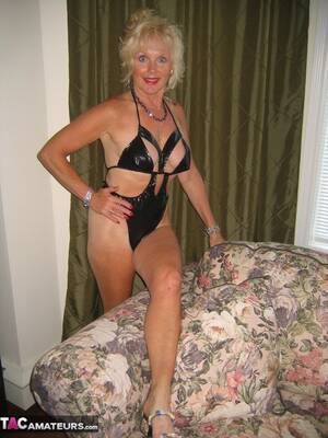 blonde granny - Blonde granny Ruth makes her nude modeling debut by posing around the house  - PornPics.com