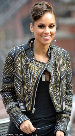 Alicia Keys Xxx Porn - Alicia Keys shuns sex appeal for 'safety first' approach while filming pop  video in New York | Daily Mail Online