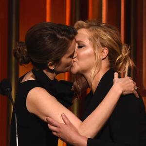 Amy Schumer Lesbian Kissing - Tina Fey Has an ''Awkward, Staged Lesbian Kiss'' With Amy Schumer