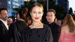 Dianna Agron Cartoon Porn - Most awkward red carpet moment ever as Glee star blocks Sarah Jessica  Parker - Mirror Online