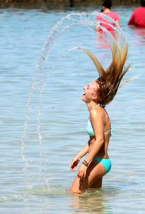 Annasophia Robb Emily Osment Porn - AnnaSophiaRobb_Bikinicandids_Hawaii_