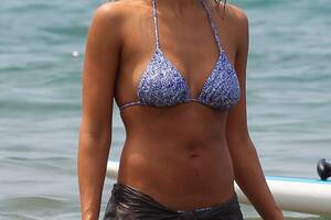 jessica alba beach sex videos - Jessica Alba shows off her killer figure on the beach, 11 years after that  famous bikini in Into The Blue | Irish Independent
