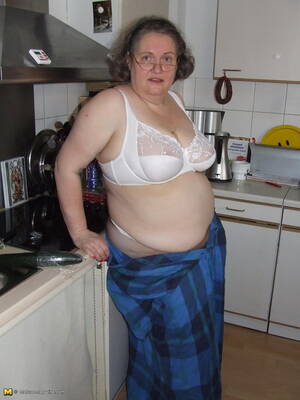 bbw mature kitchen - Amateur chubby housewife getting nasty in the kitchen - GrannyPornPics.net