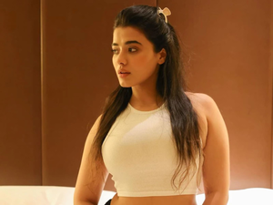 Anushka Sharma Nude Sex - Ketika Sharma Looks Stunning In Tube Top, Fans Can't Stop Dropping Gire  Emojis - News18