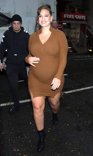Ashley Graham Fuck - Ashley Graham Shares Stunning Photo From New Pregnancy Shoot