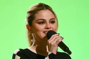 Ariana Grande Selena Gomez Sex - Selena Gomez Sings Ariana Grande Song in New TikTok Video - PAPER Magazine