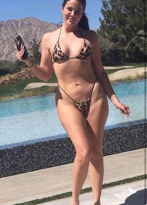 accidental beach nudity - Unedited pic of Chloe Kardashian : r/pics