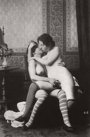 1920s Vintage Women - Photo collection of nude women with a lesbian theme and vintage erotica  from the early decades