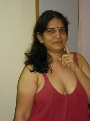 hot indian milf ass - Hot Indian Milf Aunty Showing Armpits and Ass Pics