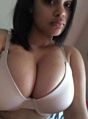 Latina Indian Hd Teen - Hot and beautiful desi Indian girl capturing her nude big boobs topless  selfshot xxx image free.