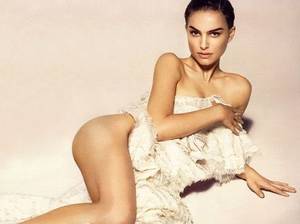 Anorexic Porn Natalie Portman - Natalie Portman posing nude on a rug