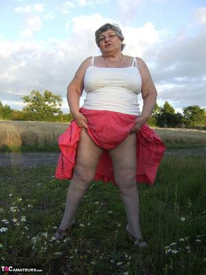 fat granny flashes - Granny flashing outdoors